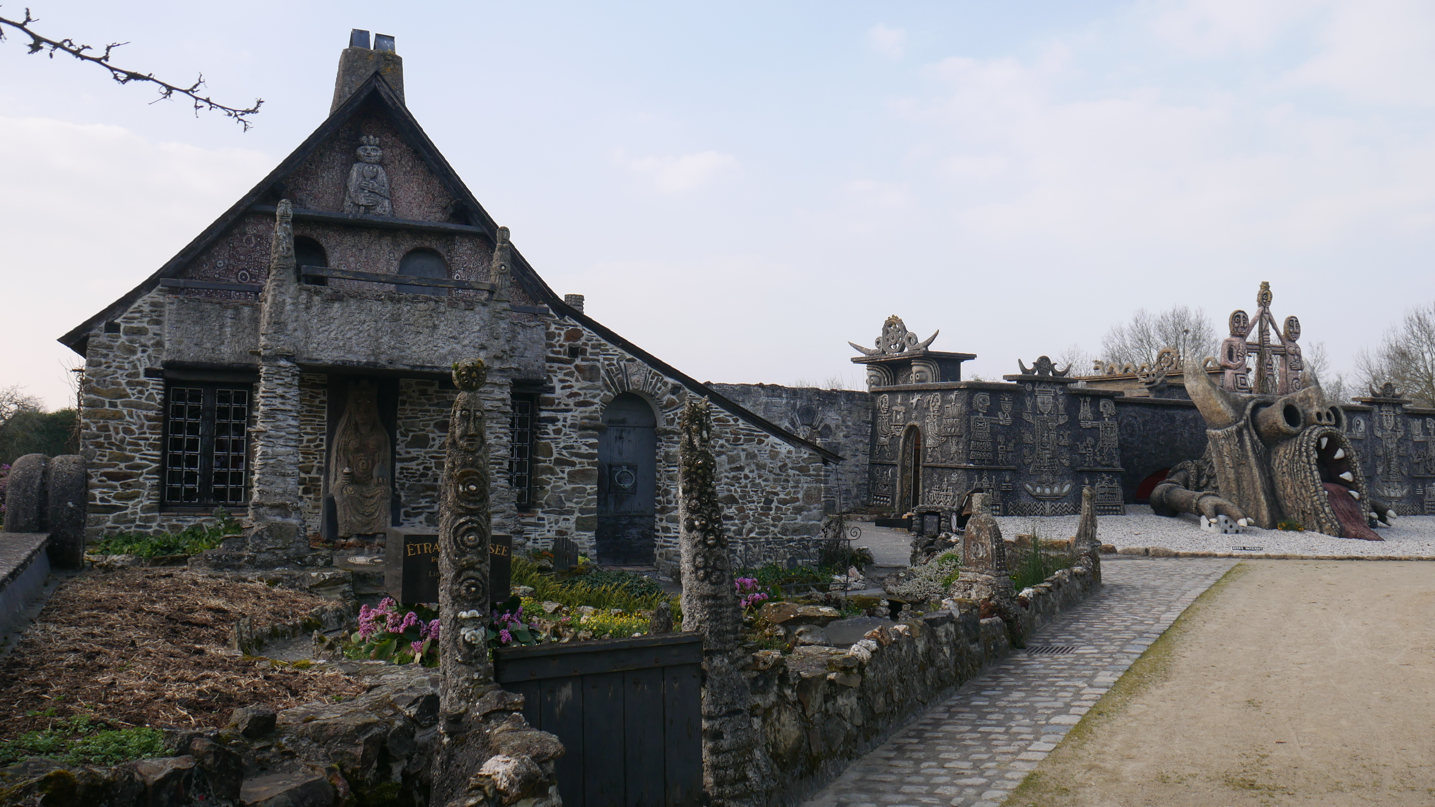La maison et le musée Robert-et-Lise-Tatin ou Archisculpture du Musée Robert-Tatin