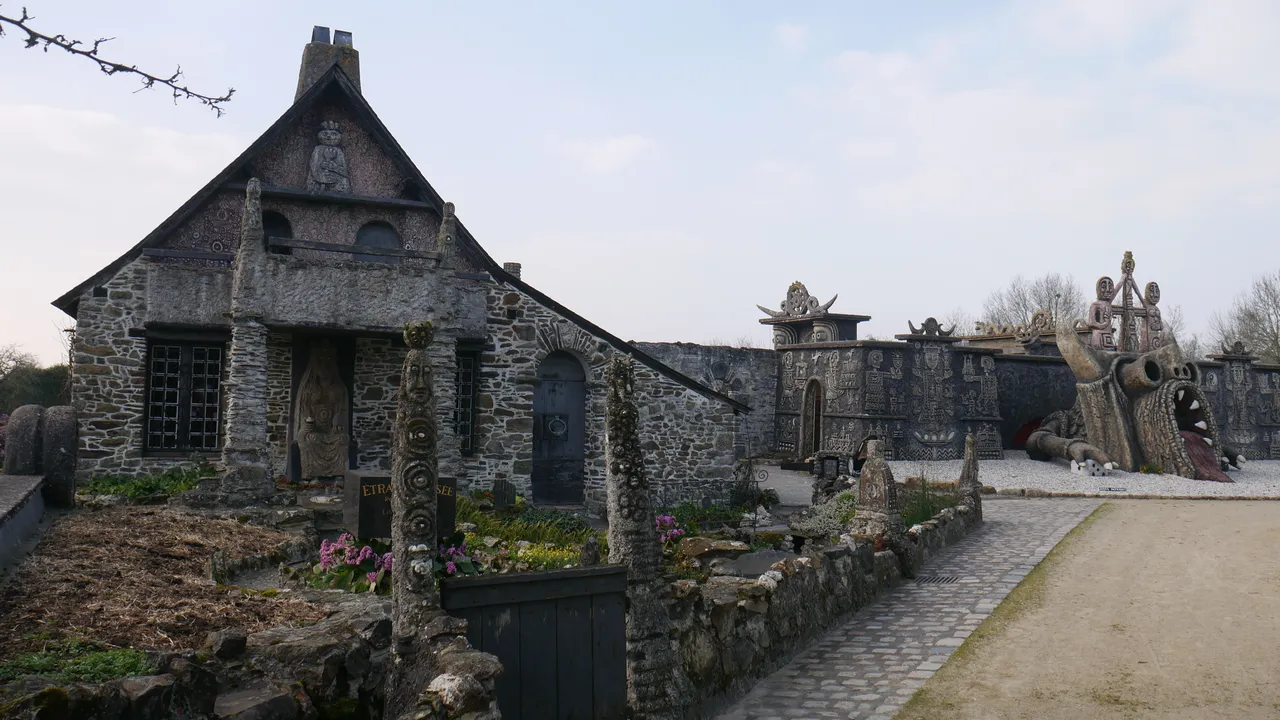 La maison et le musée Robert-et-Lise-Tatin ou Archisculpture du Musée Robert-Tatin