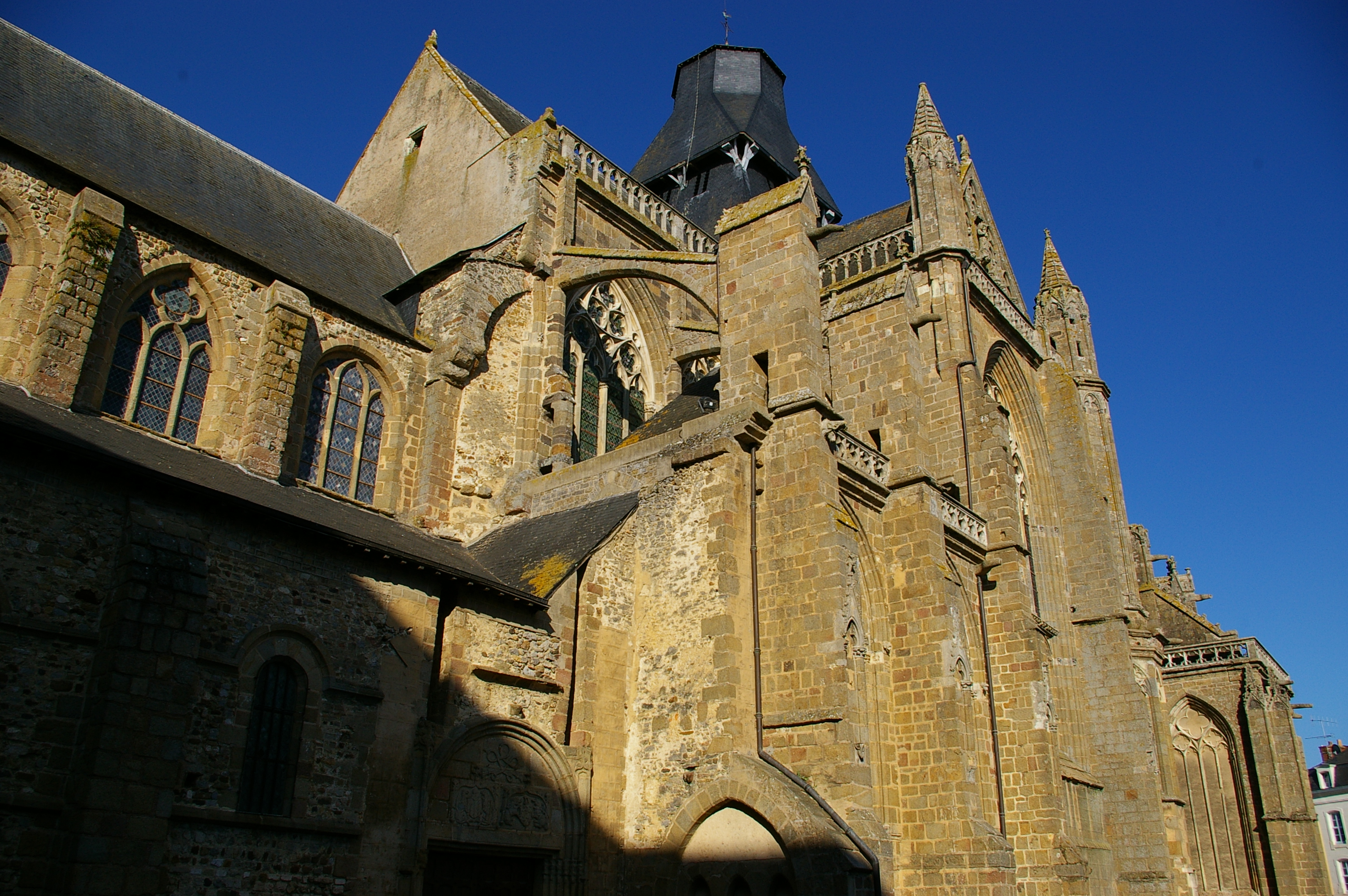 Abbaye bénédictine Notre-Dame d’Evron devenue Couvent de la Charité d’Evron