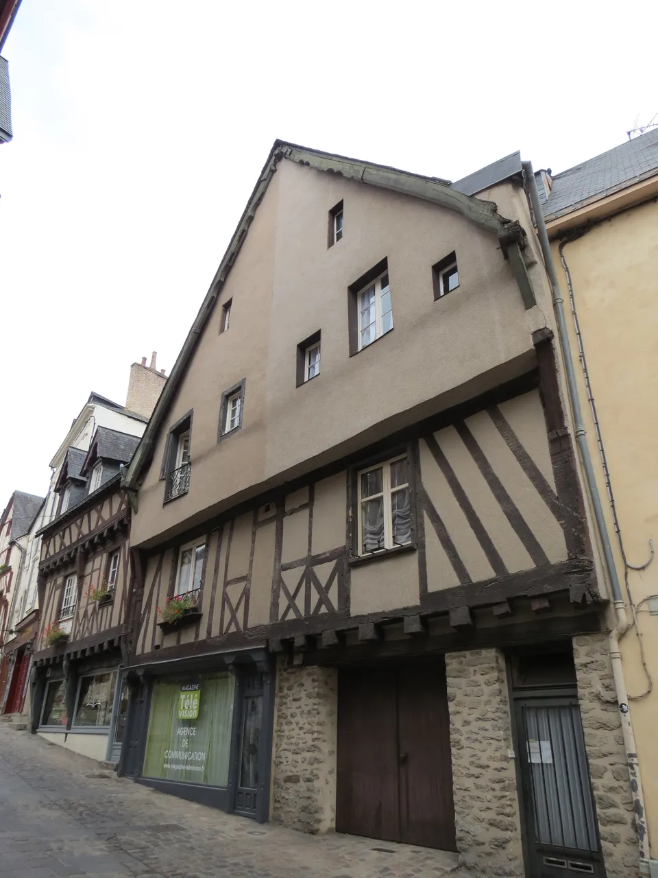 Deux maisons du 16e siècle sises des deux côtés de la Grande-Rue