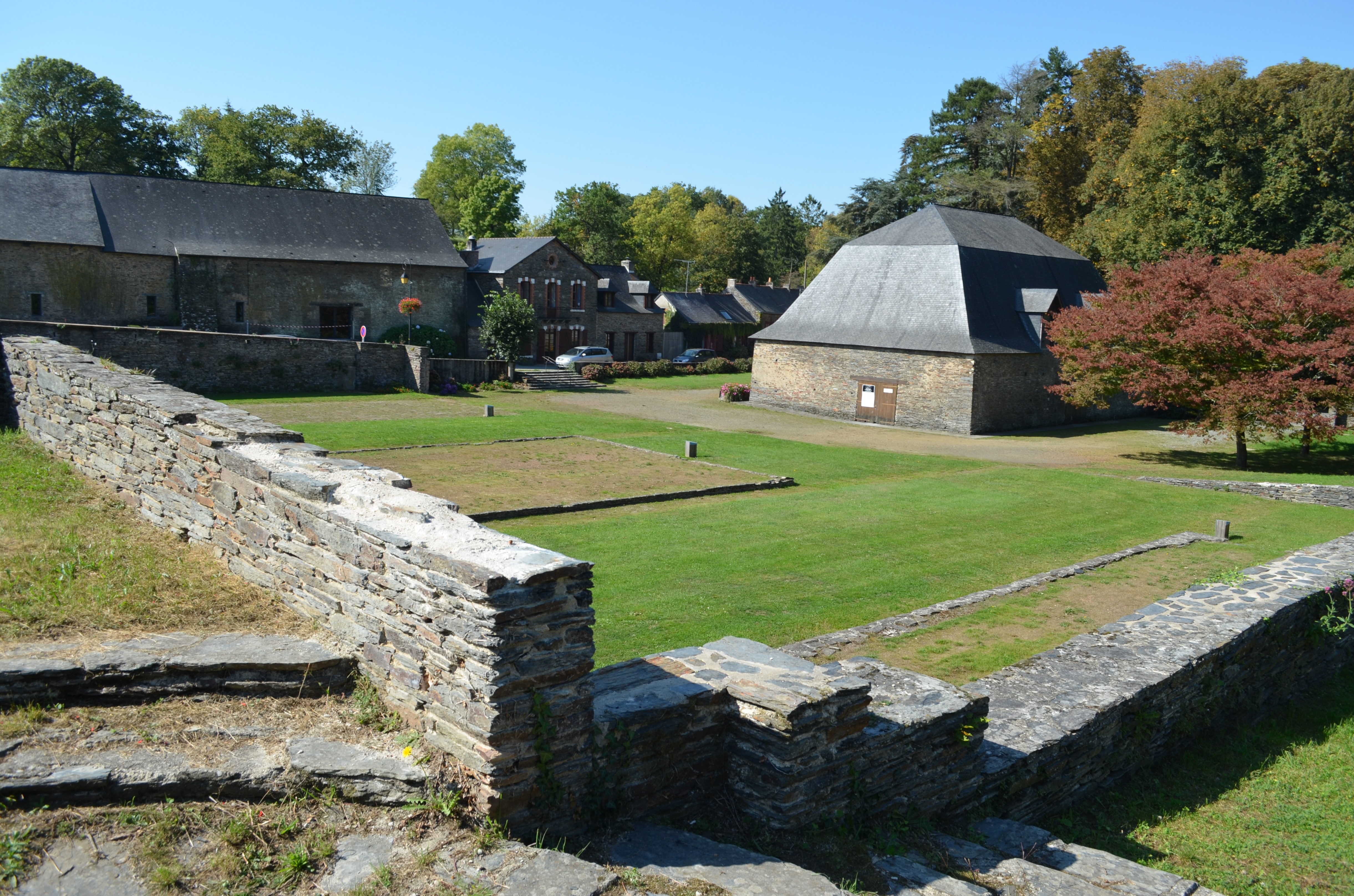Anciennes Forges : halles dites neuve et du fourneau ainsi que les deux ponts des Bourbiers