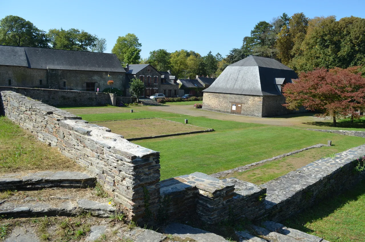 Anciennes Forges : halles dites neuve et du fourneau ainsi que les deux ponts des Bourbiers